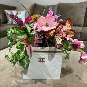 Artificial flower arrangement